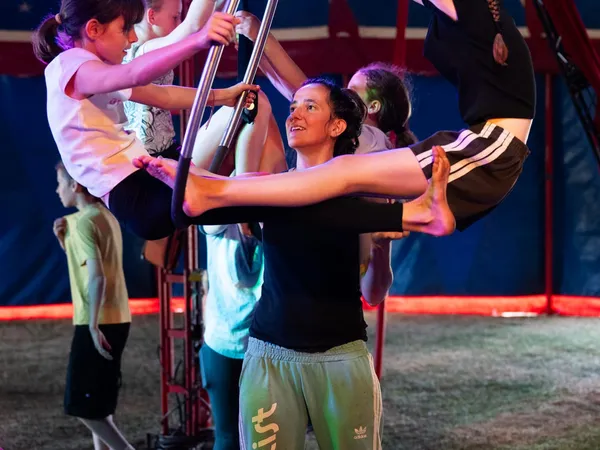 Circus Allegro, Zeltaufbau, Training und Manege, Bild 2 von 6