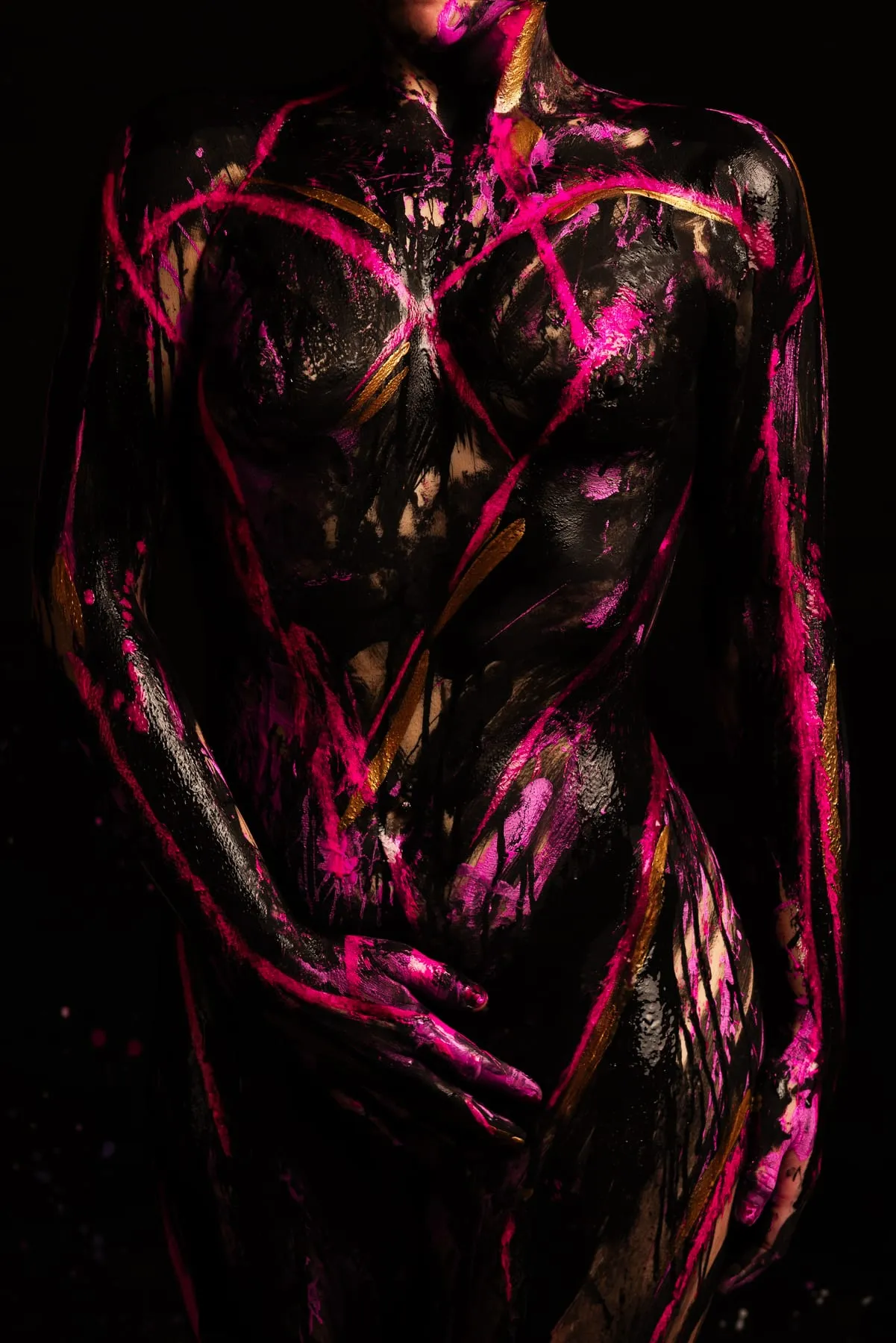 Bodypainting in kräftigen Farben
