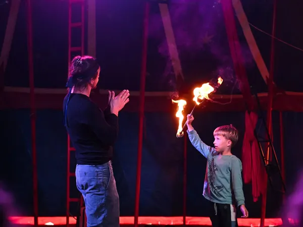Circus Allegro, Zeltaufbau, Training und Manege, Bild 3 von 6