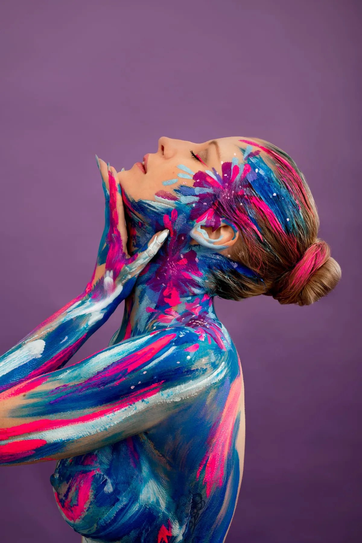 Bodypainting-Detail in dunklen Tönen