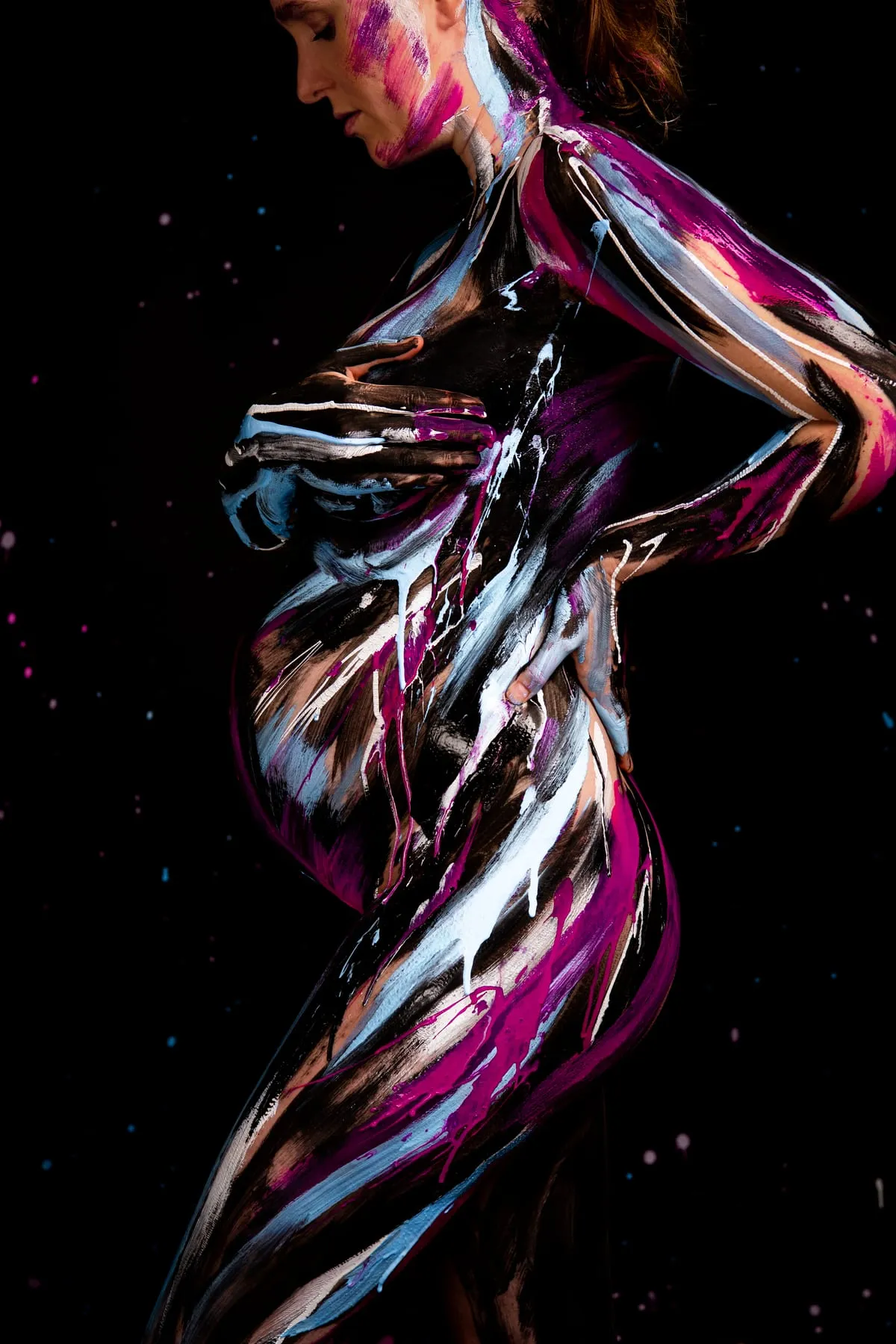 Schwangerschaft, farbenfrohes Babybauch-Bodypainting