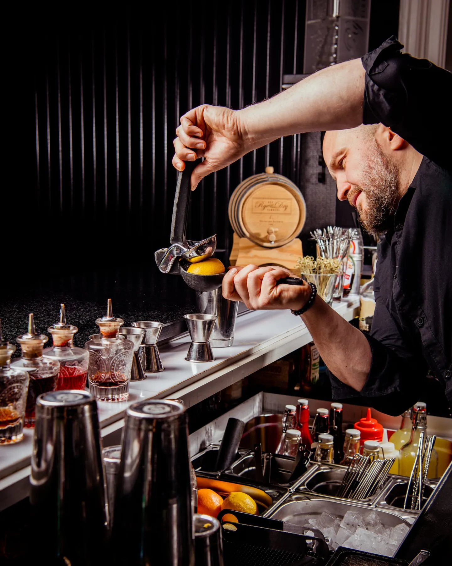 Bar-Fotografie, Barkeeper mixt einen Bratapfel Sour