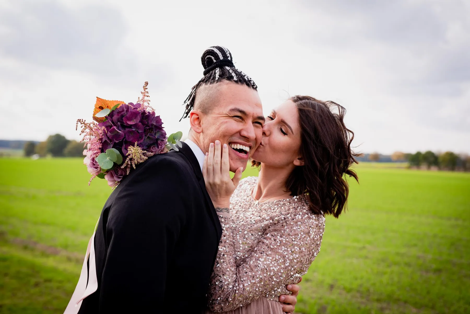 Hochzeit, ausgelassenes Paar auf der Wiese