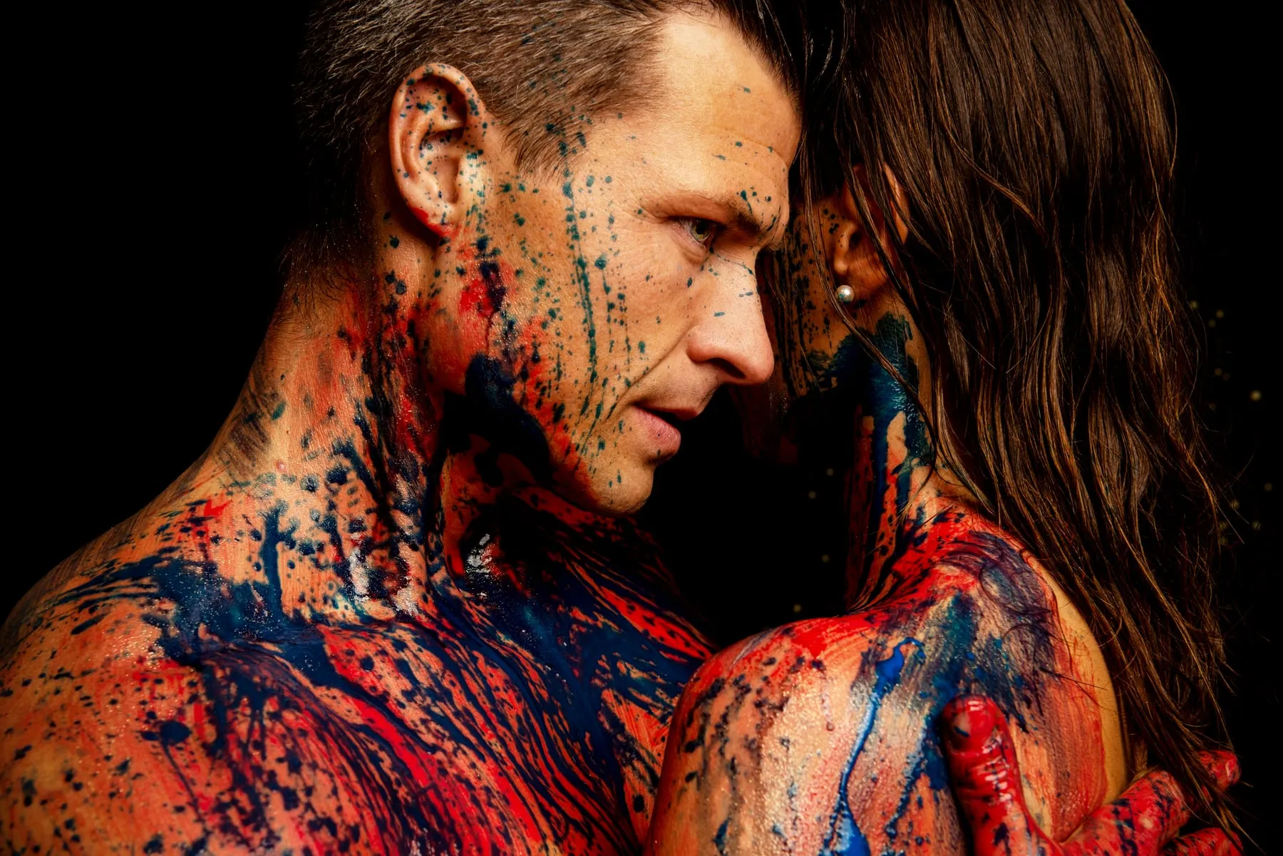 Bodypainting-Paar in tiefen Farben, Studio Winsen (Luhe) bei Lüneburg